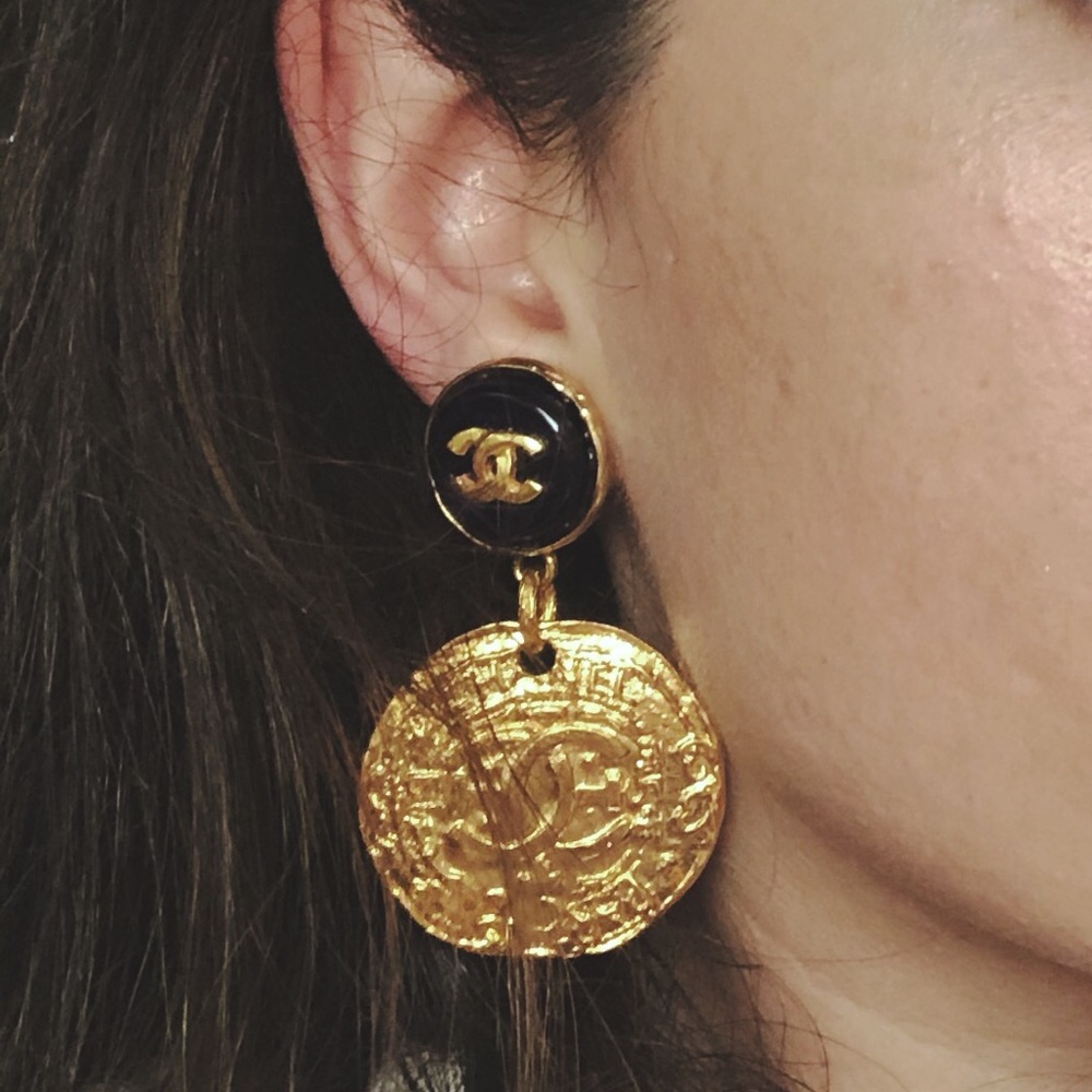 Sold! Gorgeous Vintage Chanel coin earrings - Picture 1 of 7